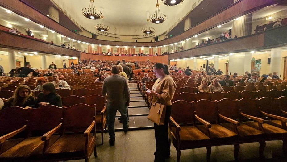 Зрители рассаживаются в зрительном зале театра Ленсовета перед спектаклем. Зрители рассаживаются в зрительном зале театра Ленсовета перед спектаклем.