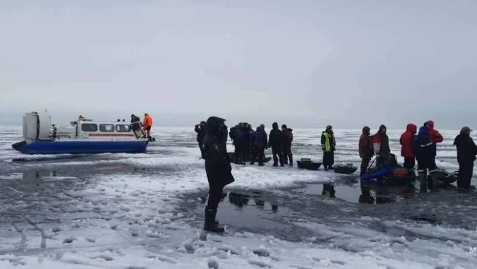 230 человек сняли сотрудники МЧС со льда в Кронштадте 230 человек сняли сотрудники МЧС со льда в Кронштадте