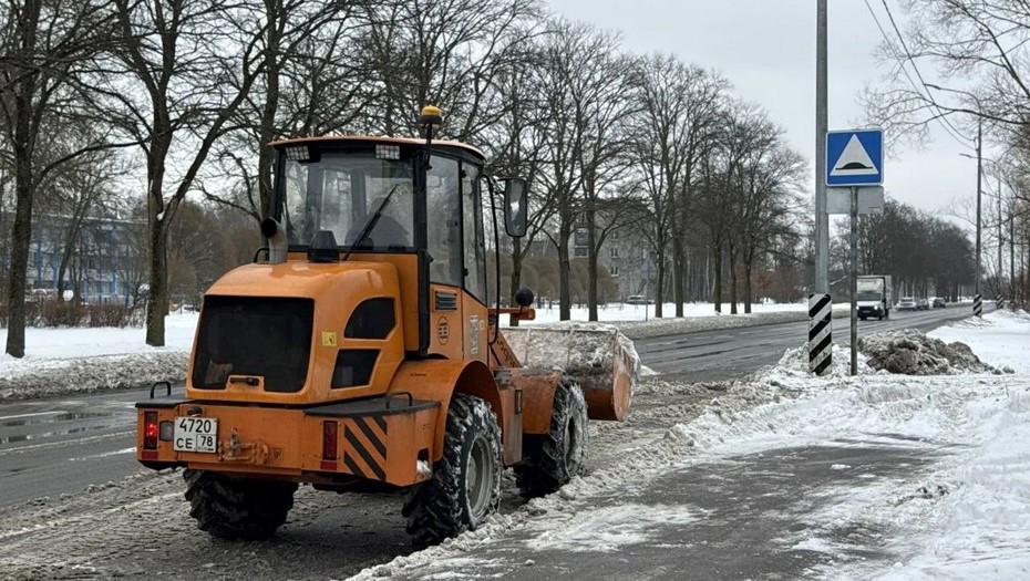 Коммунальные службы города усилили вывоз снега, таяние усложняет работу
