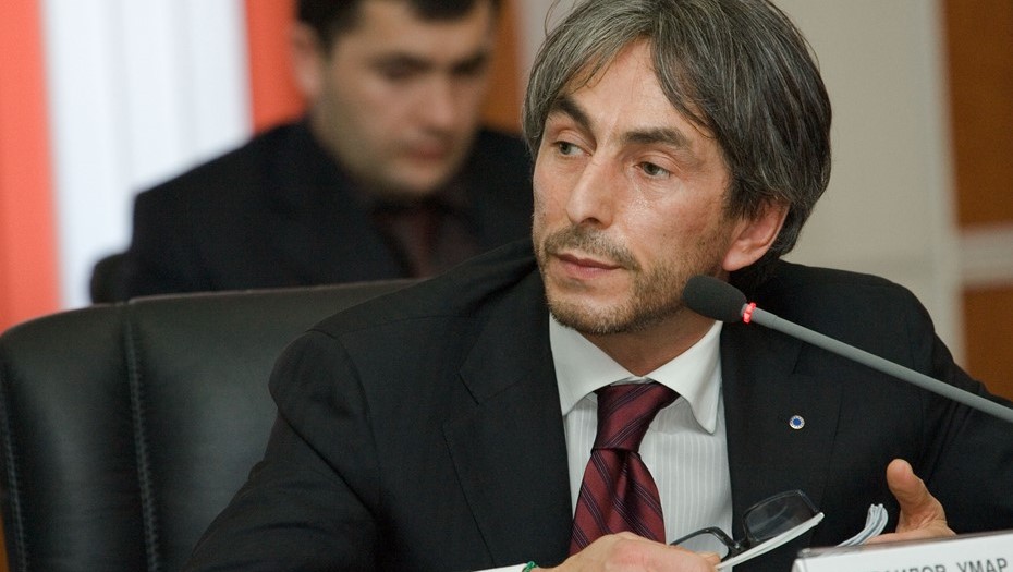 Россия. Чечня. Сенатор Умар Джабраилов на заседании "круглого стола". 2007 год.
