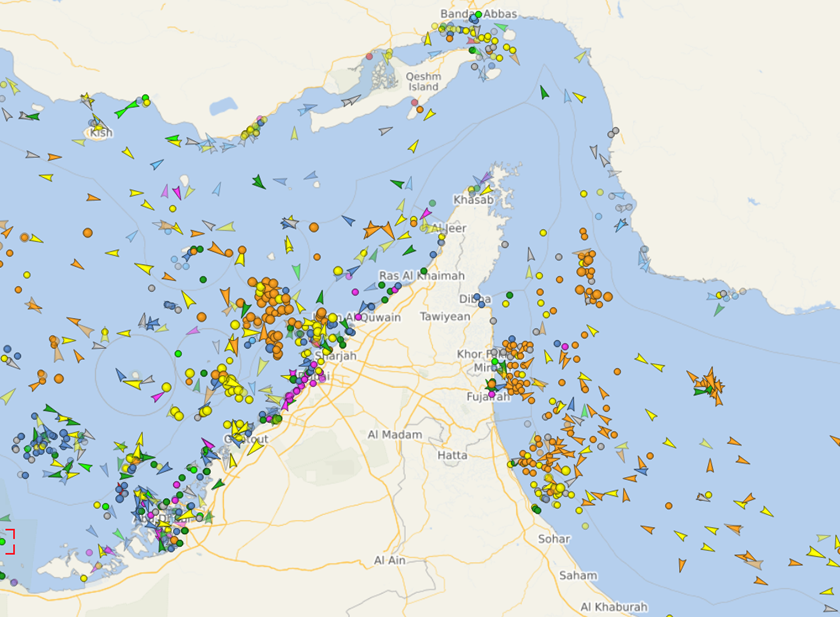 Более 200 танкеров стоят возле Ормузского пролива 2 марта (обозначены оранжевыми кругами)
