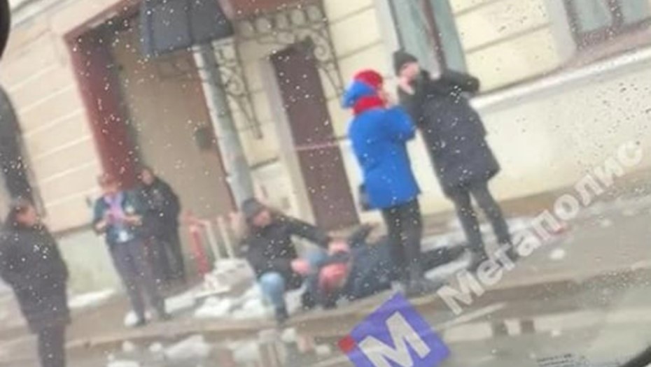 Последствия падения глыбы льда на голову прохожему на Рузовской улице.