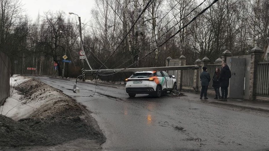 Сбивший столб каршеринг в Павловске парализовал движение в Пушкинском районе
