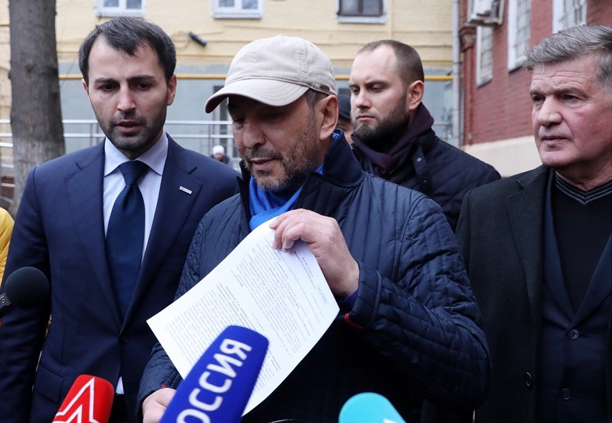 Москва. 22 ноября 2017. Умар Джабраилов, приговоренный к штрафу в 500 тысяч рублей за стрельбу в гостиничном номере Four Seasons, после заседания у Тверского районного суда.