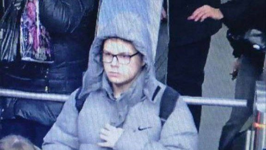 Пропавший 17-летний подросток, зафиксированный камерами видеонаблюдения на станции метро "Ладожская" в Петербурге утром 2 марта.