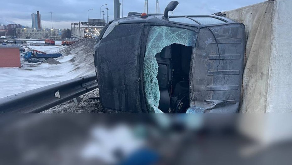 Последствия смертельного ДТП с погибшим пассажиром на Вантовом мосту в Петербурге. Последствия смертельного ДТП с погибшим пассажиром на Вантовом мосту в Петербурге.