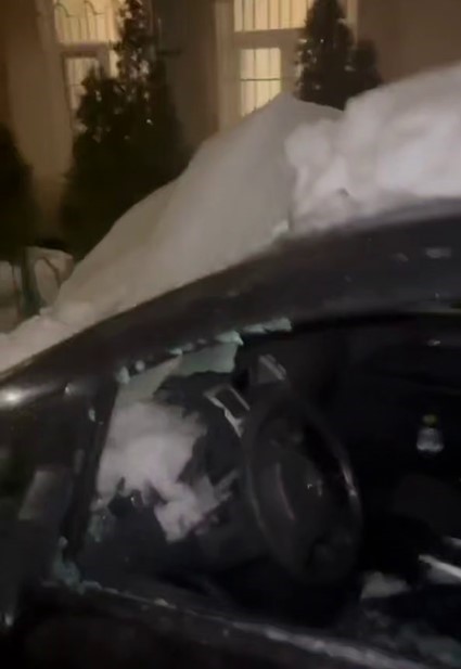 Лёд со снегом упал на машину на Васильевском острове 