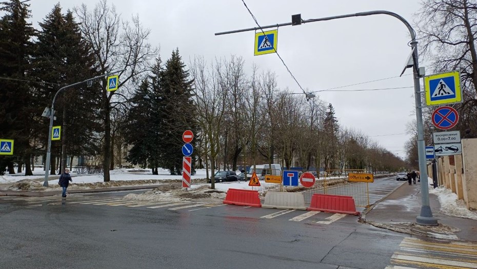 Из-за ямы в центре Пушкина изменились маршруты автобусов Из-за ямы в центре Пушкина изменились маршруты автобусов