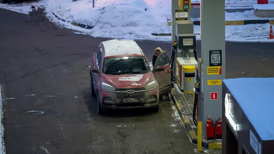 Автомобиль на заправке.
