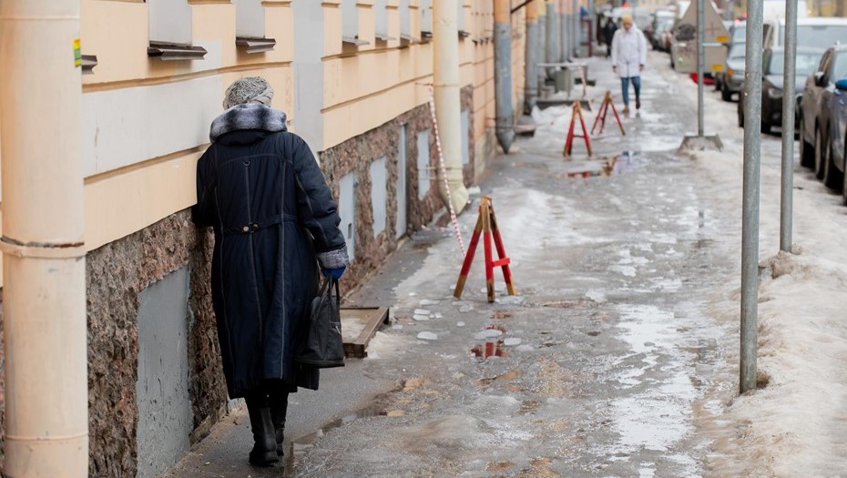 Горожане на одной из улиц в центре Петербурга во время оттепели. Горожане на одной из улиц в центре Петербурга во время оттепели.