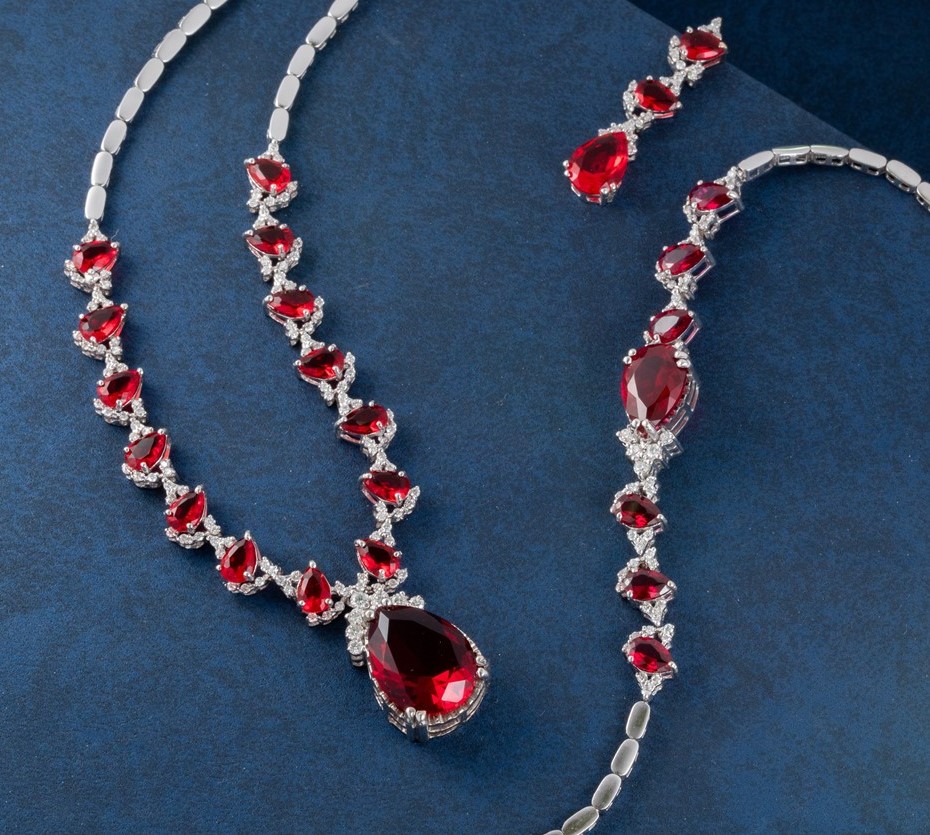 Подвеска с рубинами на 8 марта Подвеска с рубинами на 8 марта