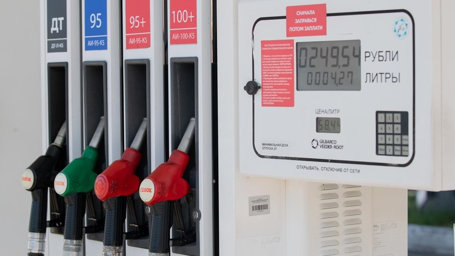 Эксперты сочли низкой вероятность роста цен на бензин в Петербурге из-за войны в Иране