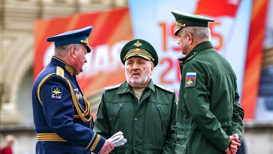 Бывший замглавы Минобороны РФ Руслан Цаликов (в центре).