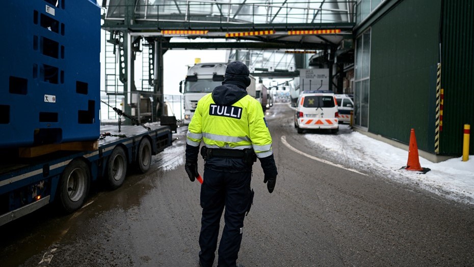 Сотрудник финской таможни на границе с Россией.