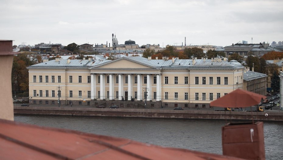 Здание РАН на Университетской набережной в Петербурге, архивное фото.