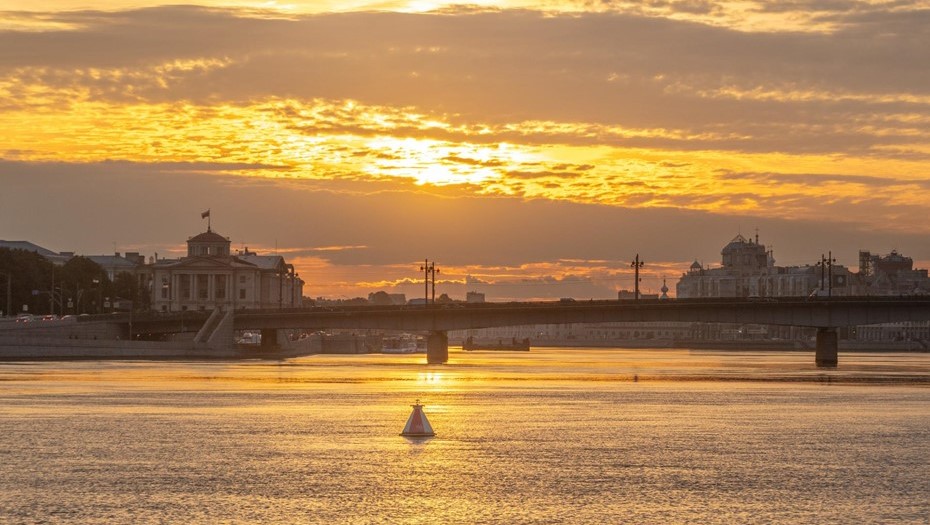 Рассвет над Невой, Пироговской набережной, набережной Кутузова и Литейным мостом.