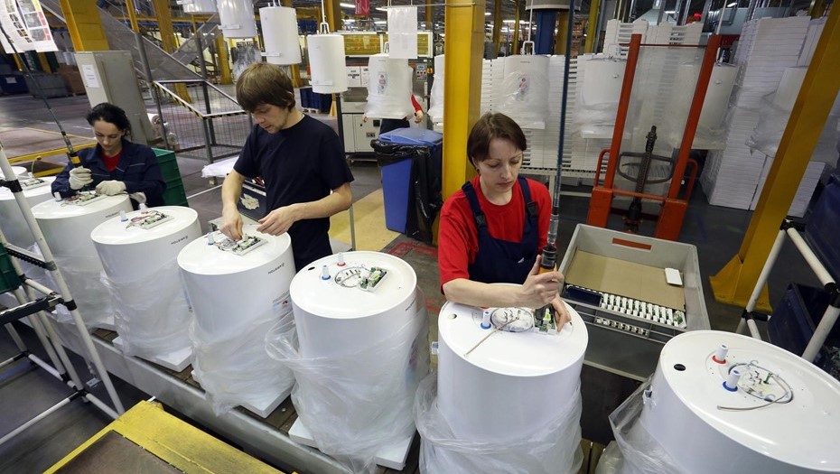 Производство водонагревателей и отопительных котлов на заводе компании Ariston Thermo во Всеволожске.