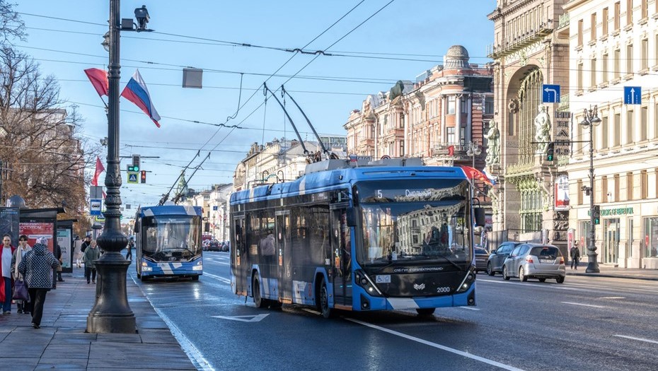 Остановка общественного транспорта на Невском проспекте. Троллейбус отъезжает от остановки.