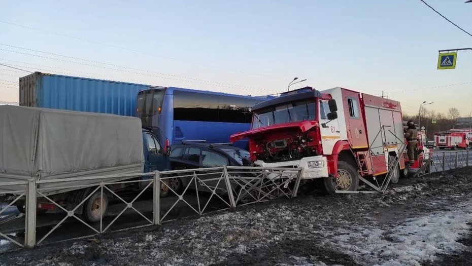 Машина МЧС попала в массовое ДТП в Петербурге