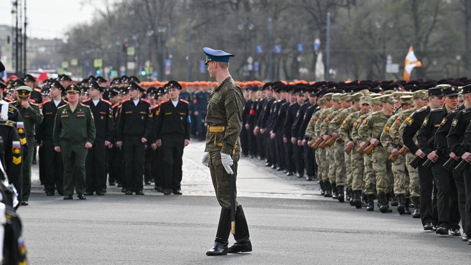 Путин подписал закон, запрещающий выдачу проходящих службу в ВС РФ иностранцев