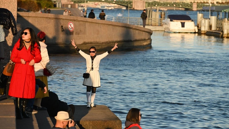 Китайские туристы в центре Петербурга.