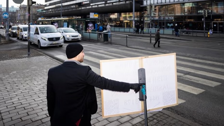 Студент с плакатом о поиске работы в Хельсинки, Финляндия. 11 марта 2026 года