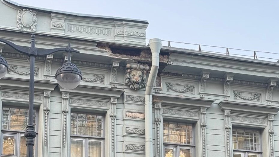 Обрушение части фасада на Большой Морской, 33