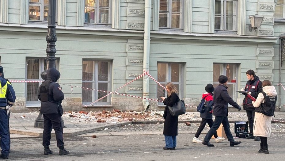 Обрушение части фасада на Большой Морской, 33