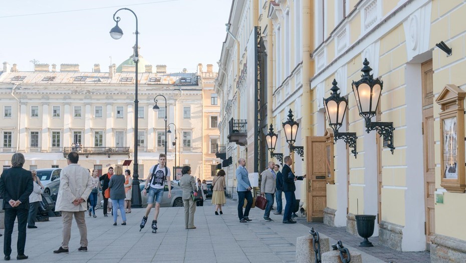 Зрители у входа в Михайловский театр на площади Искусств.