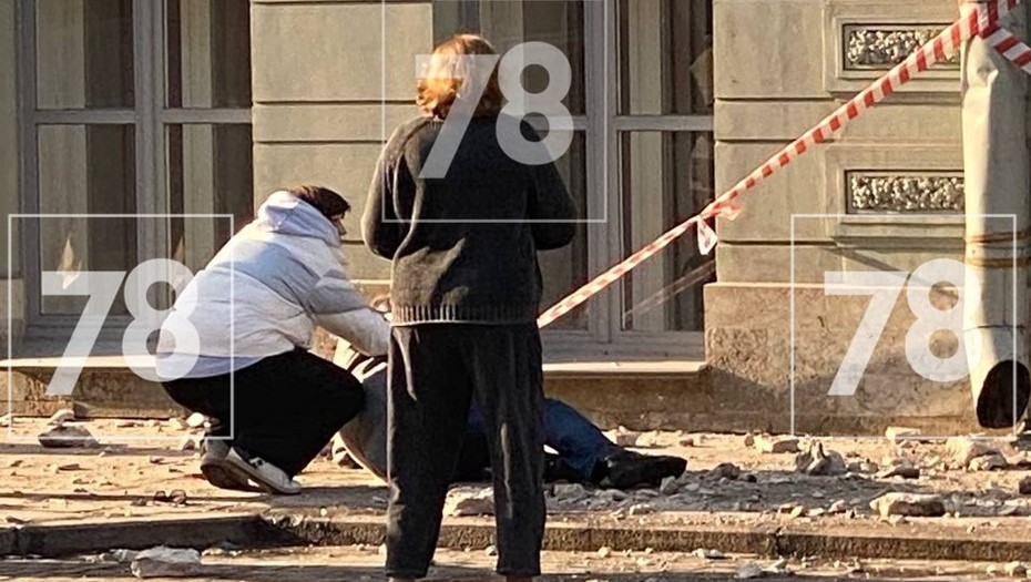 Обрушение части фасада на Большой Морской, 33