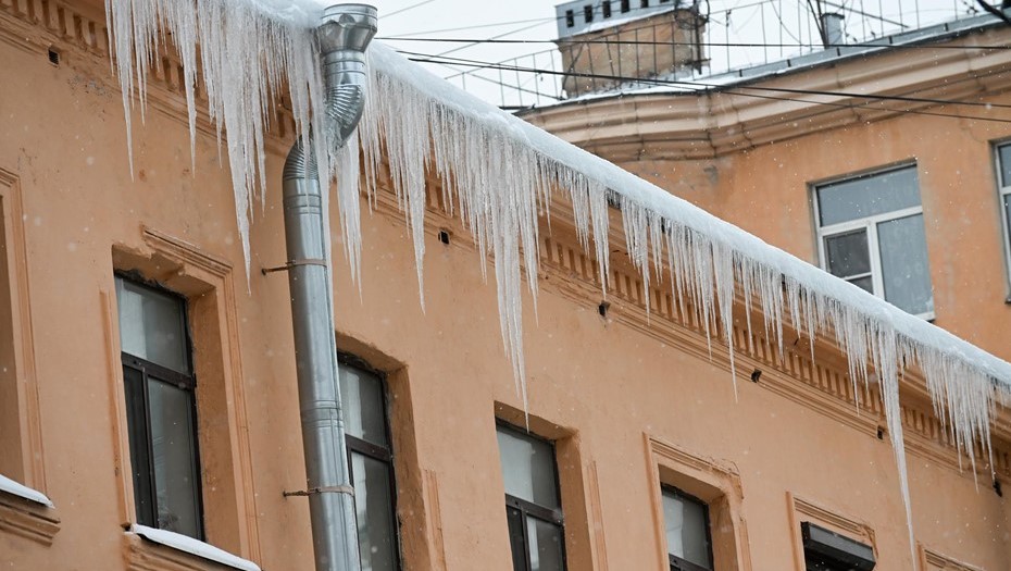Владелец Porsche в Петербурге отсудил 700 тыс. за падение наледи на автомобиль