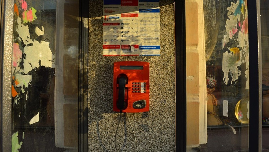 Эксперт назвал установку таксофонов с интернетом "утопичной идеей"