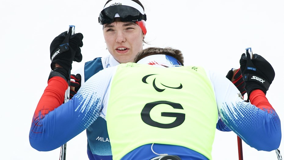 Паралимпиада-2026. Лыжные гонки. Женщины. 10 км. Классический стиль (с нарушеним зрения). Анастасия Багиян и ведущий Сергей Синякин во время соревнований. Паралимпиада-2026. Лыжные гонки. Женщины. 10 км. Классический стиль (с нарушеним зрения). Анастасия Багиян и ведущий Сергей Синякин во время соревнований.