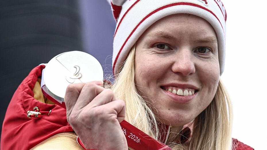 Италия. Кортина-д'Ампеццо. Паралимпиада-2026. Гигантский слалом. Женщины. Варвара Ворончихина после церемонии награждения. Италия. Кортина-д'Ампеццо. Паралимпиада-2026. Гигантский слалом. Женщины. Варвара Ворончихина после церемонии награждения.