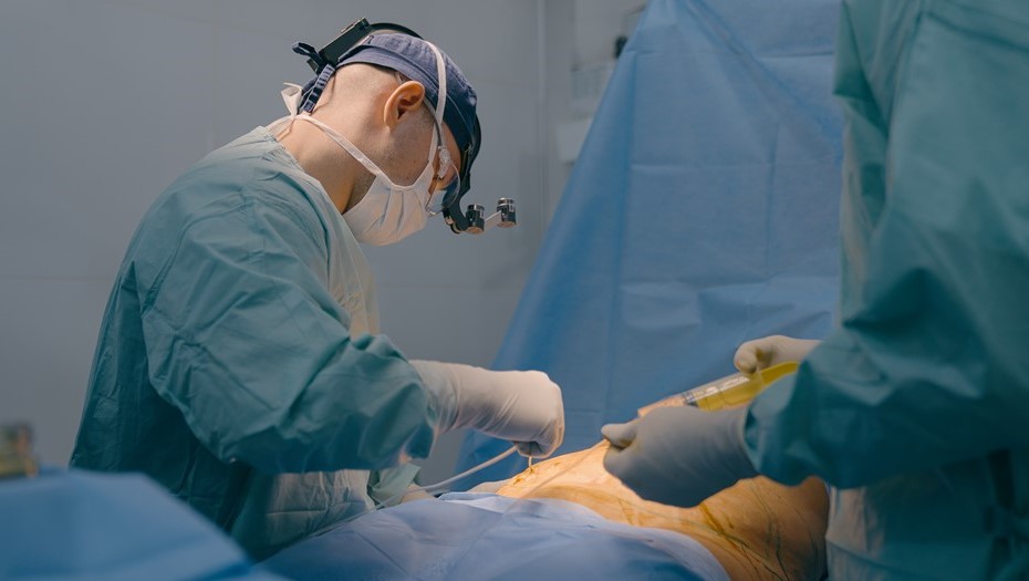 Пластический хирург за работой