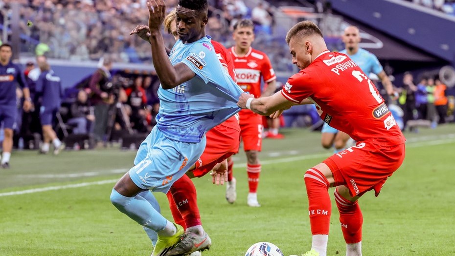 14 марта, Петербург. Стадион "Газпром Арена". Российская премьер-лига. Луис Энрике ("Зенит") и Олег Рябчук ("Спартак") во время матча. 14 марта, Петербург. Стадион "Газпром Арена". Российская премьер-лига. Луис Энрике ("Зенит") и Олег Рябчук ("Спартак") во время матча.