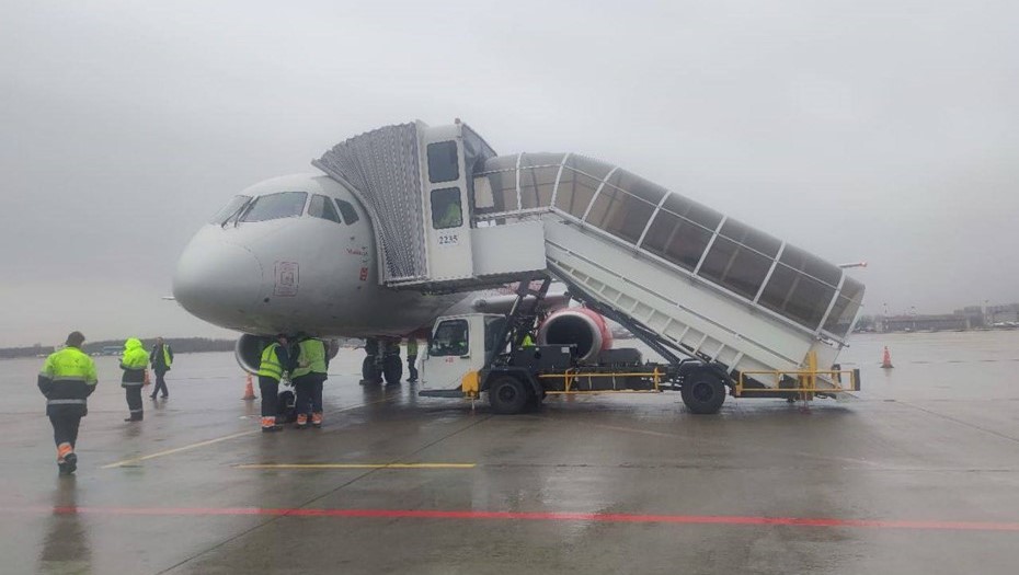 Аварийно приземлившийся в Пулково самолёт Sukhoi Superjet, следовавший рейсом из Петербурга в Мурманск. Аварийно приземлившийся в Пулково самолёт Sukhoi Superjet, следовавший рейсом из Петербурга в Мурманск.