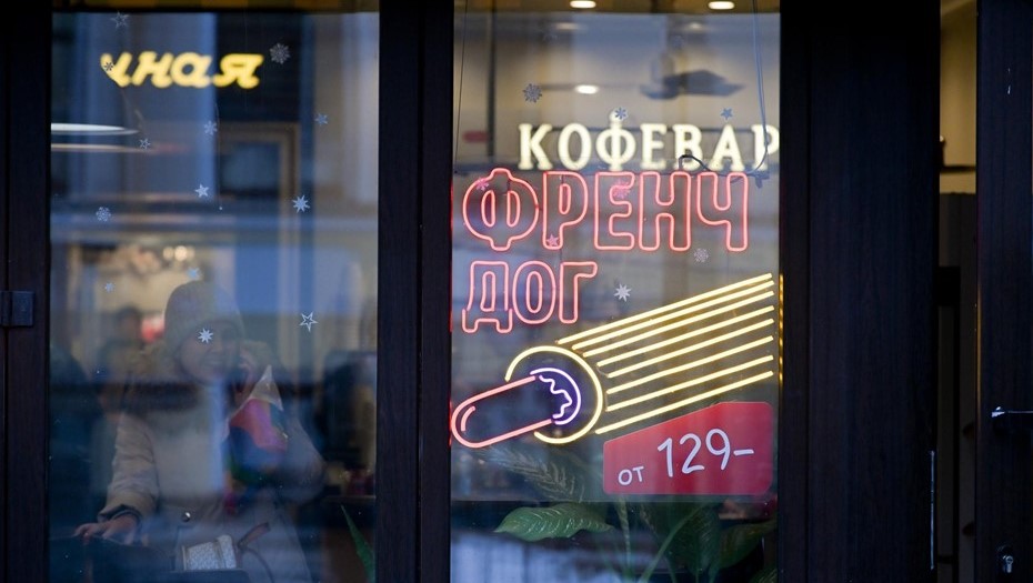 Рекламные вывески на 7-ой линии Васильевского острова. Рекламные вывески на 7-ой линии Васильевского острова.