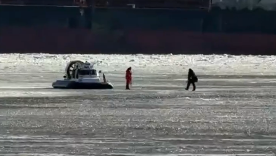 Спасатели сняли с отколовшейся льдины шестерых рыбаков возле "Севкабель порта"