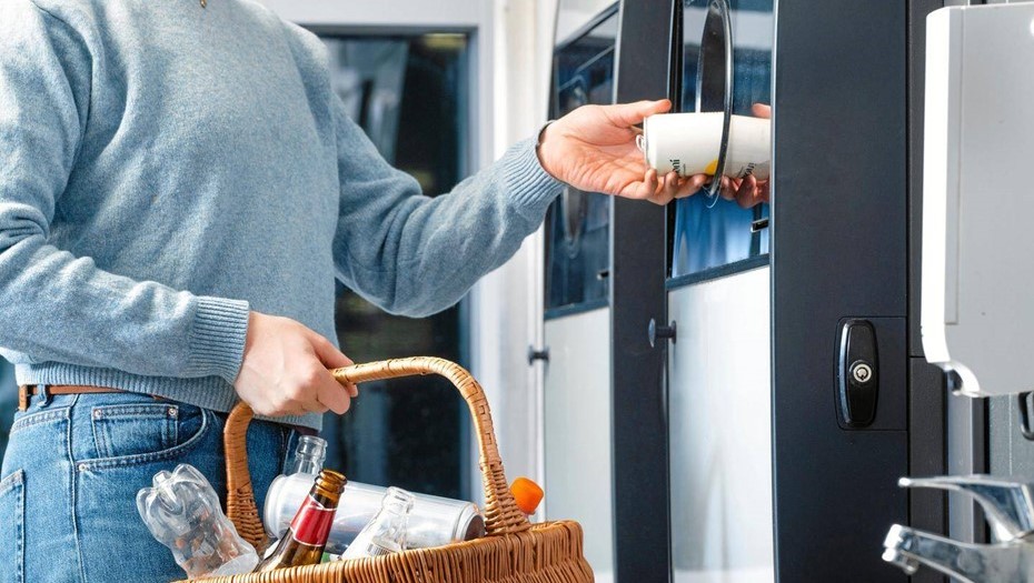 Автомат для возврата залоговой тары в Финляндии.