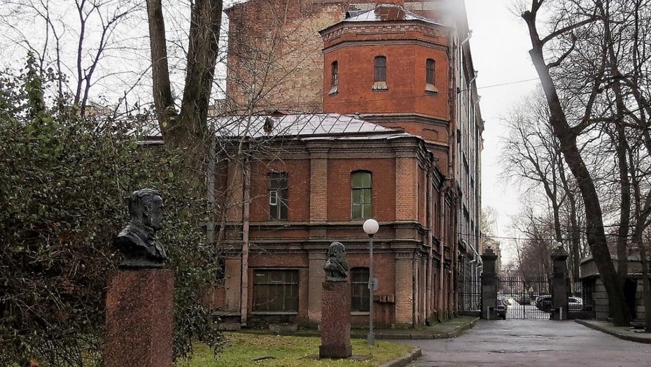 В корпусе, построенном в 1889-1890 годах, производилась дезинфекция белья при помощи пара и особых печей