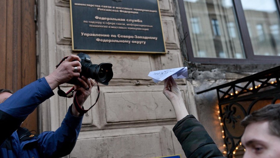 Акция в поддержку Telegram у здания Роскомнадзора.