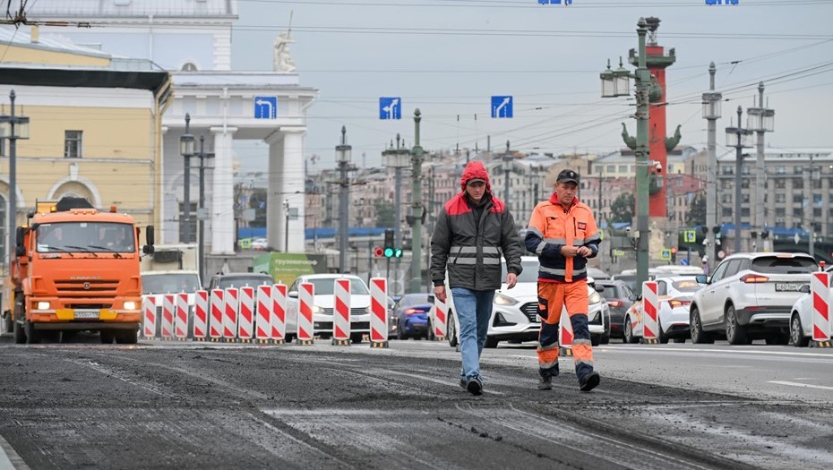 Ремонт дорожного покрытия на Дворцовом мосту.