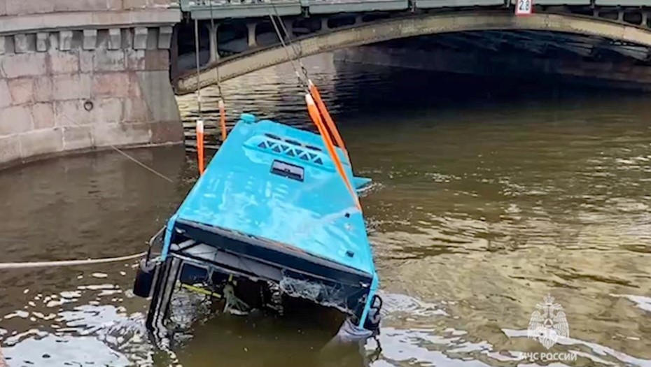 Петербургский суд отменил штраф одному из виновных в падении автобуса в Мойку