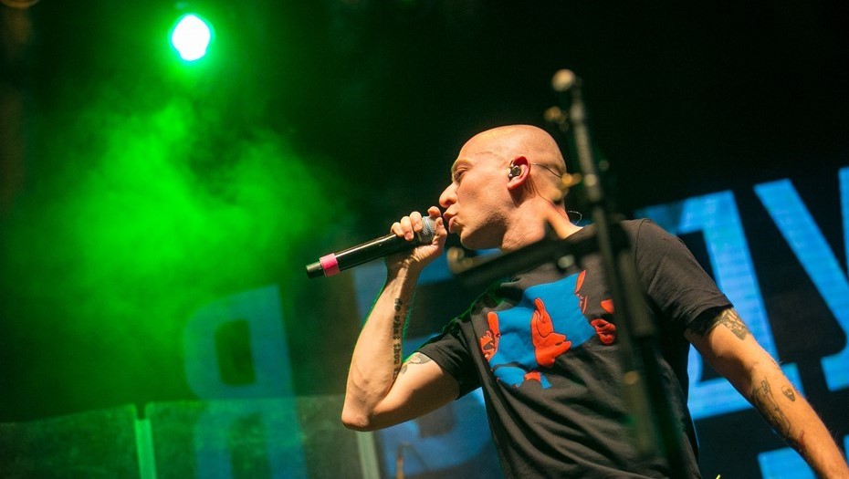 Признанный иноагентом в РФ рэпер Оксимирон во время концерта. 