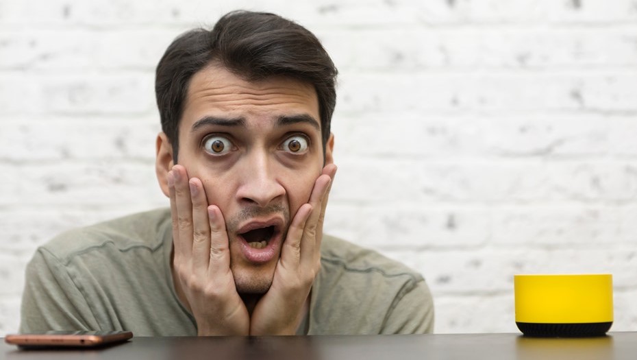 Пользователь колонки с ИИ-ассистентом