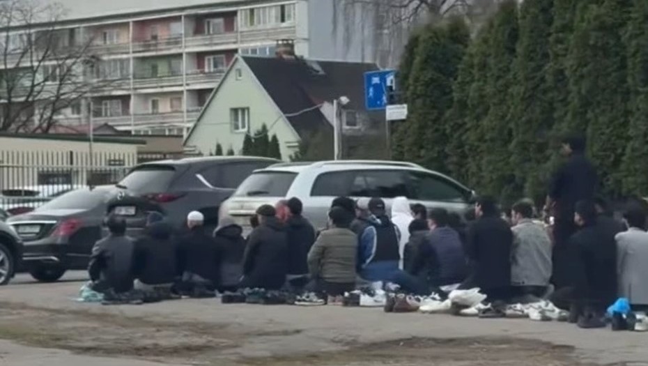 Массовая молитва мусульман в Риге 20 марта 2026 года. Снимок с видео