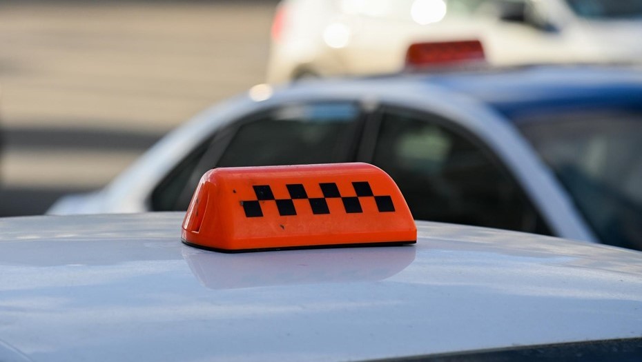 Предлагаемые зарплаты таксистов достигли в Петербурге 179,5 тыс. рублей