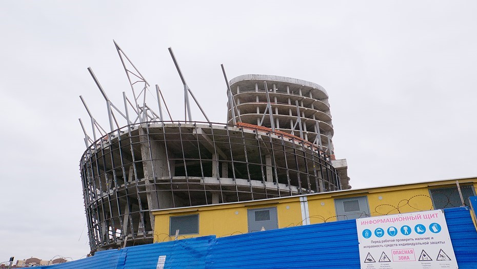 В 2018 году, накануне смены застройщика, недостроенное здание выглядело вот так