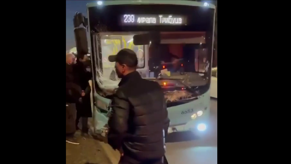 Автобус с потерявшим сознание водителем спровоцировал ДТП в Петербурге 